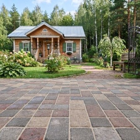 Вибропрессованная брусчатка во дворе дома